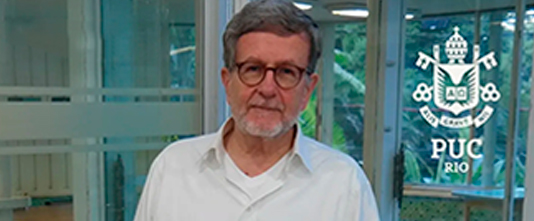 Padre Rossano com seu livro Vida Cristã Inaciana