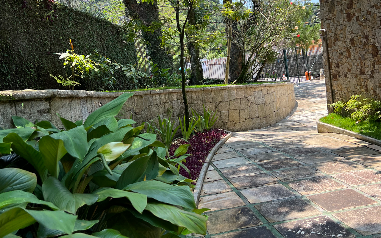 Imagem de caminho dentro das instalações do Centro Loyola