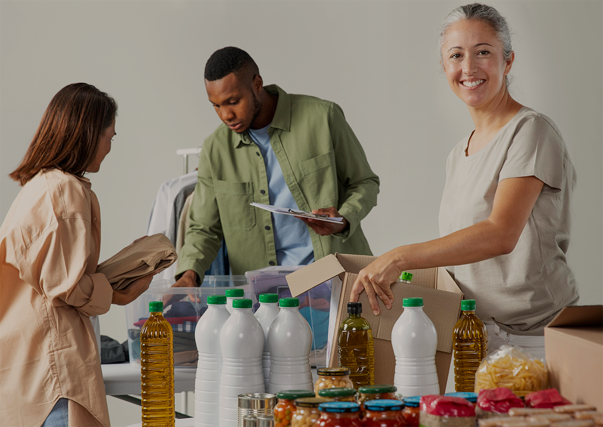 Imagem içustrativa de pessoas separando doações